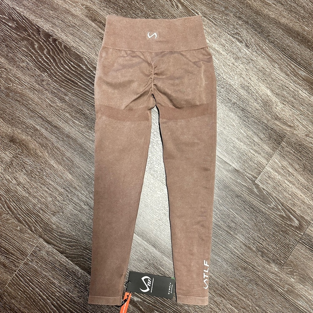 TLF scrunch butt leggings sz small — vintage latte
